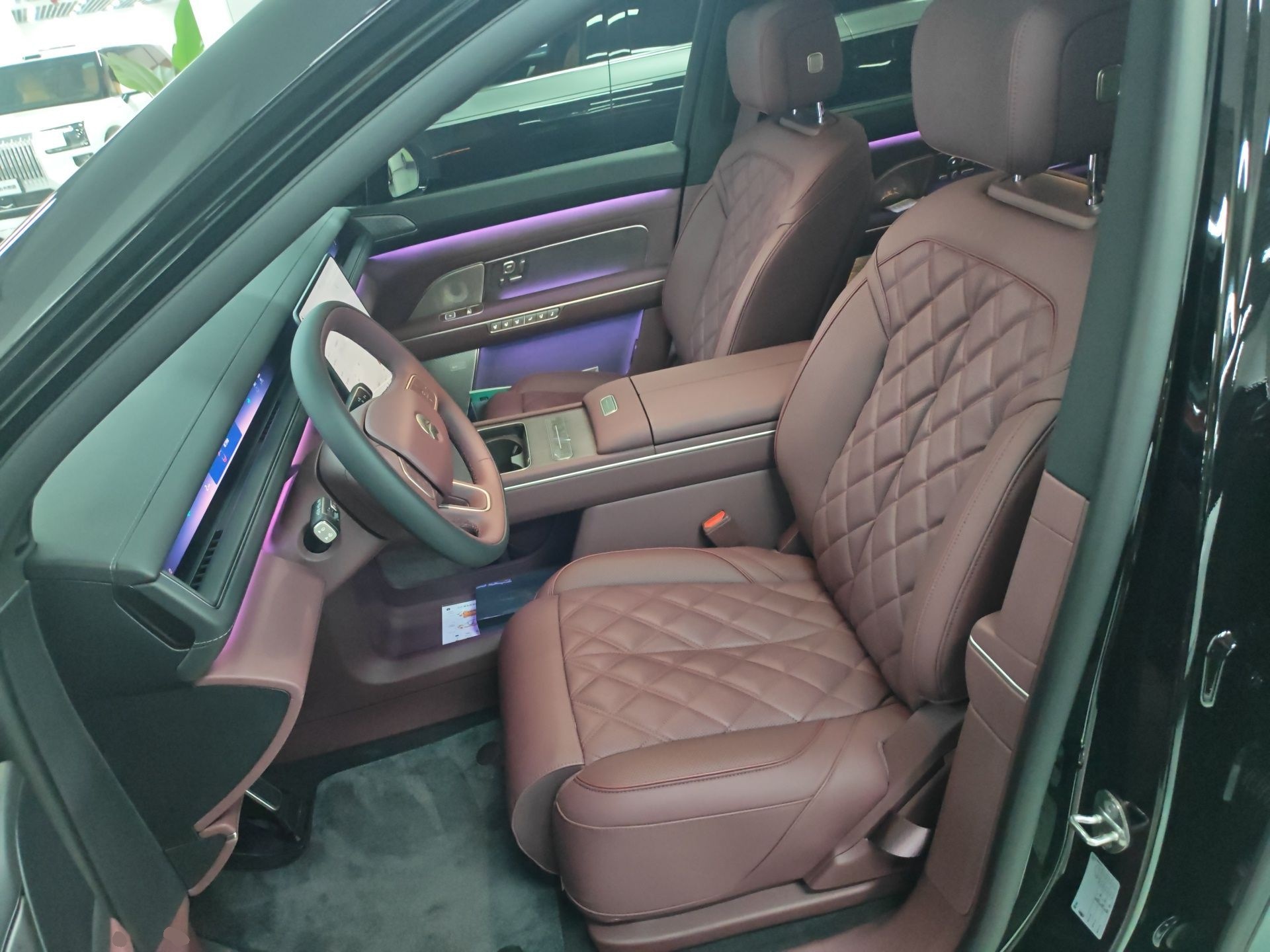 المقاعد الأمامية داخل السيارة