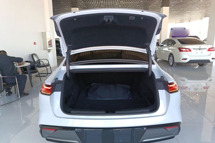 Used Geely Galaxy E8 2024 665 km Range Rear-Drive Starship Long-Range Version
