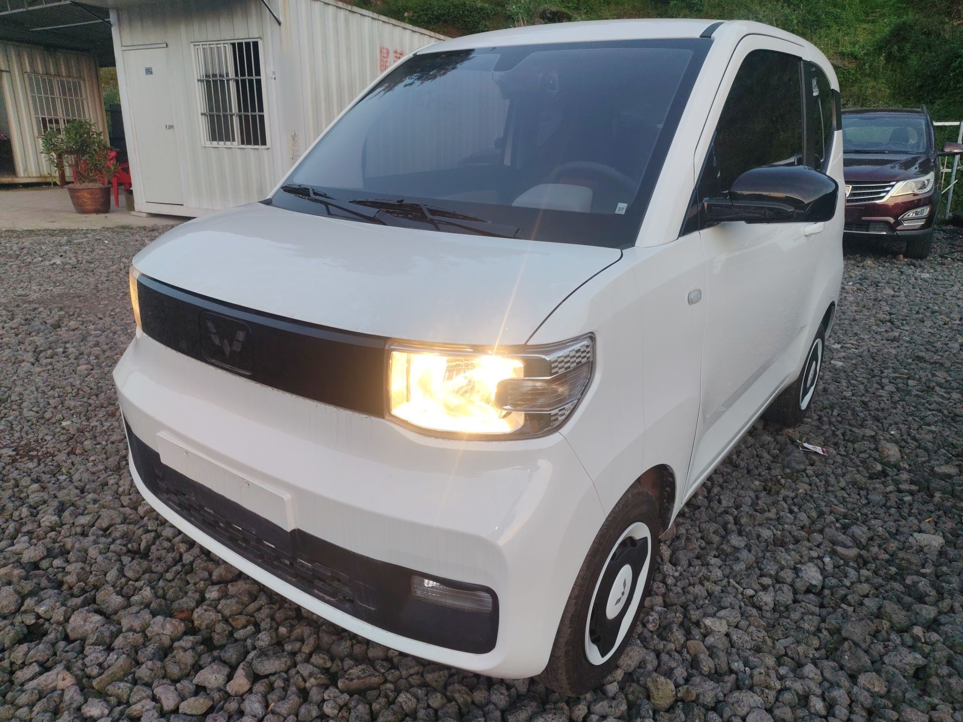Под передней частью автомобиля