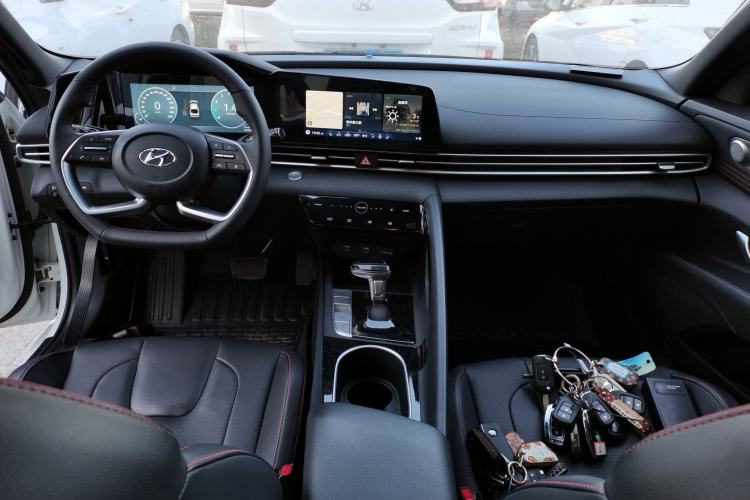 Used Hyundai Elantra 2022 1.5L CVT LUX Prestige Edition Center Console