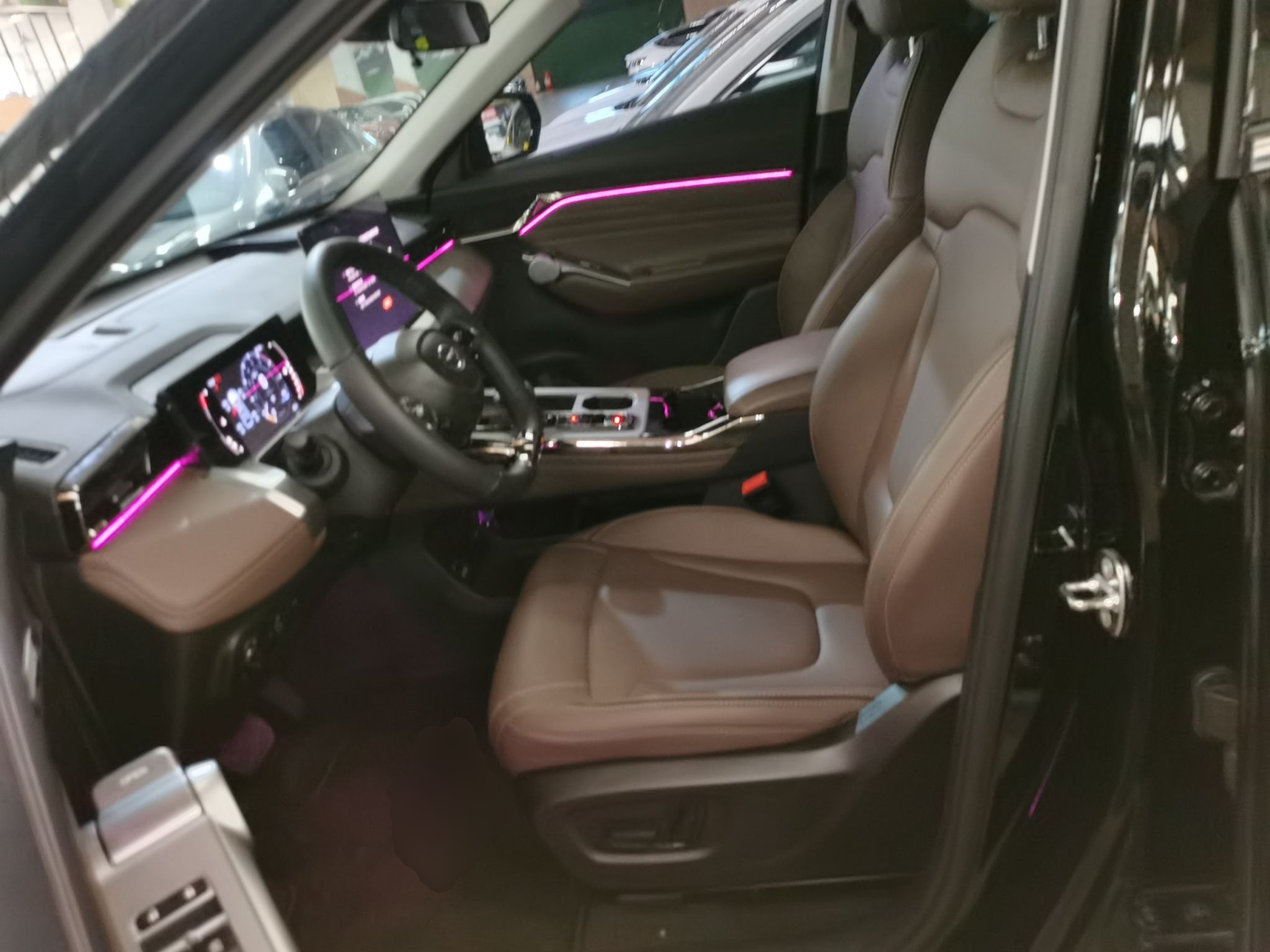 المقاعد الأمامية داخل السيارة