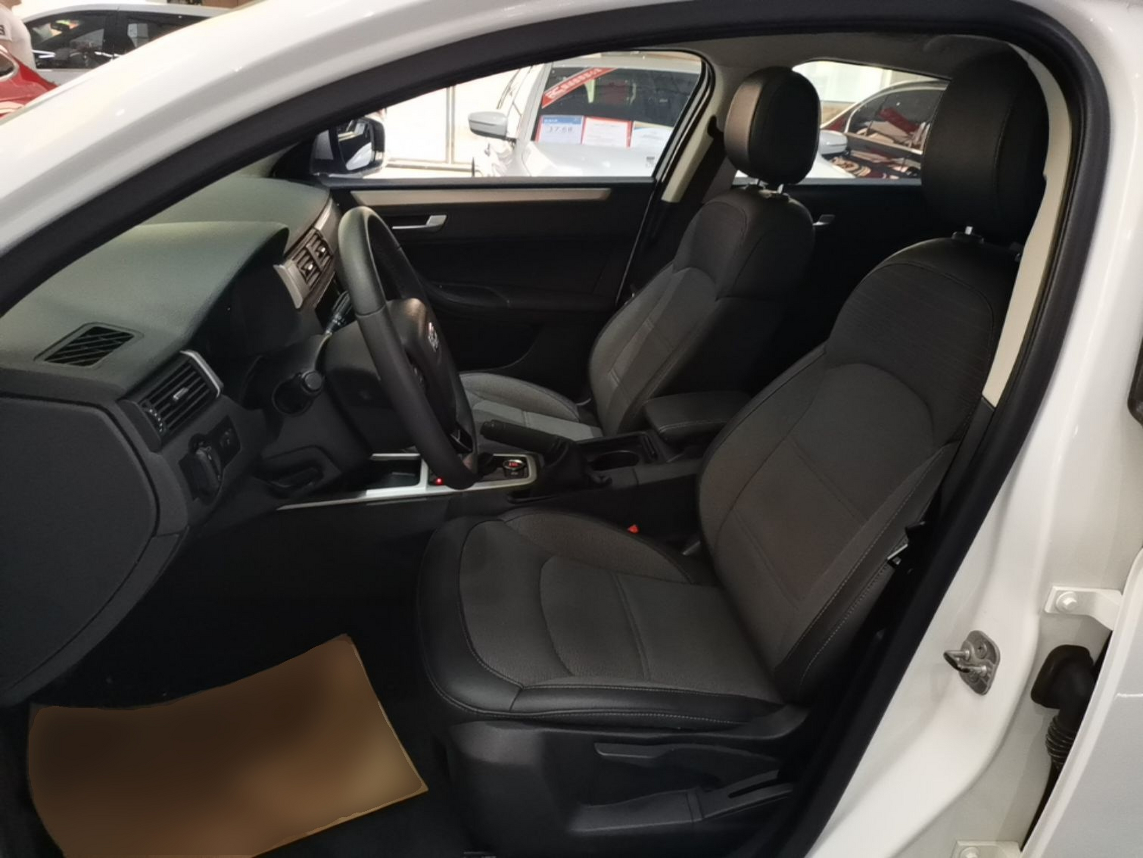 Переднее сиденье в автомобиле