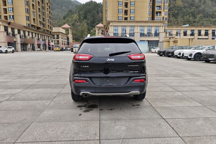 Used Jeep Cherokee 2017 2.0L Superior Edition
