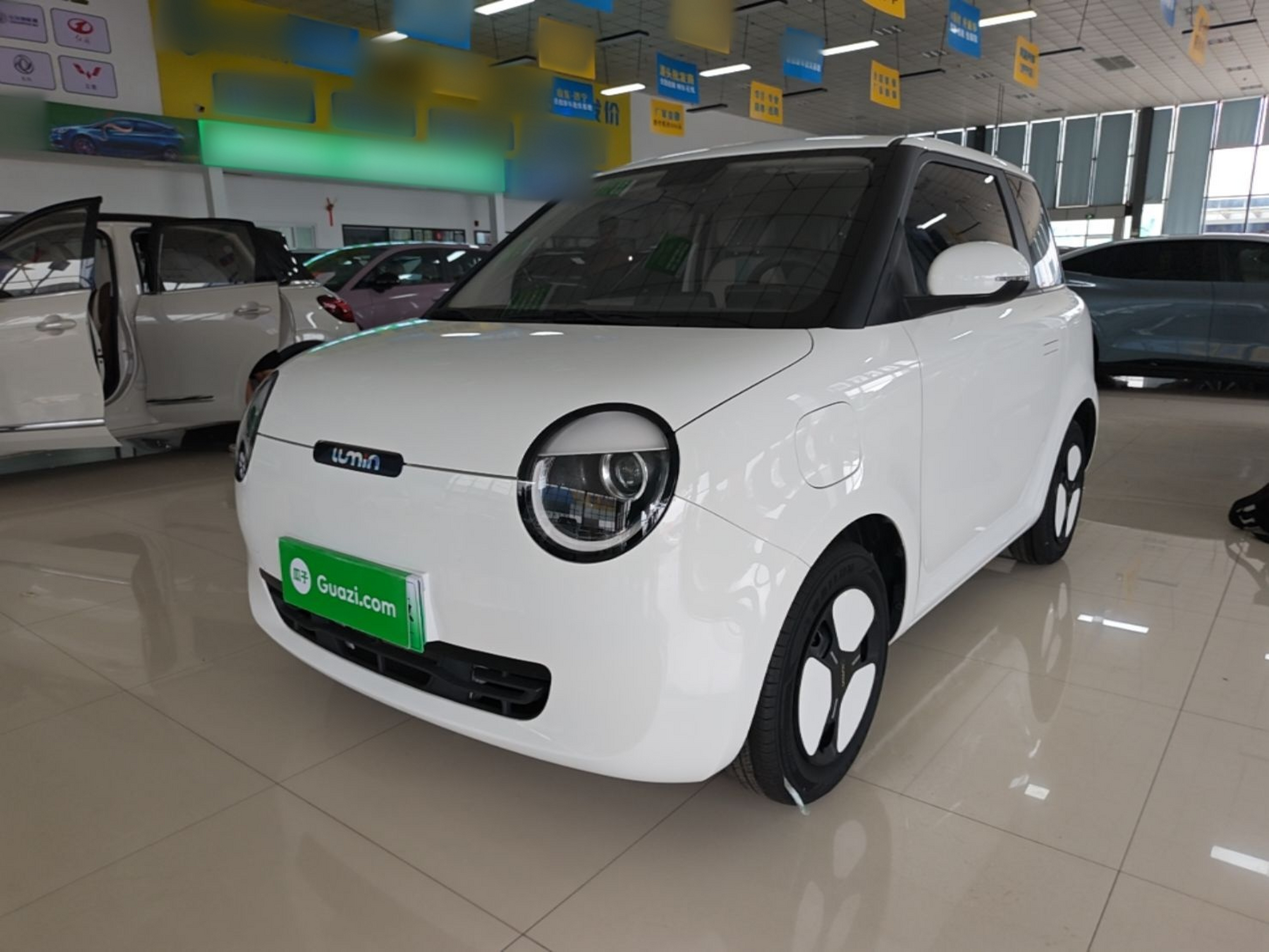 Unter der Vorderseite des Autos