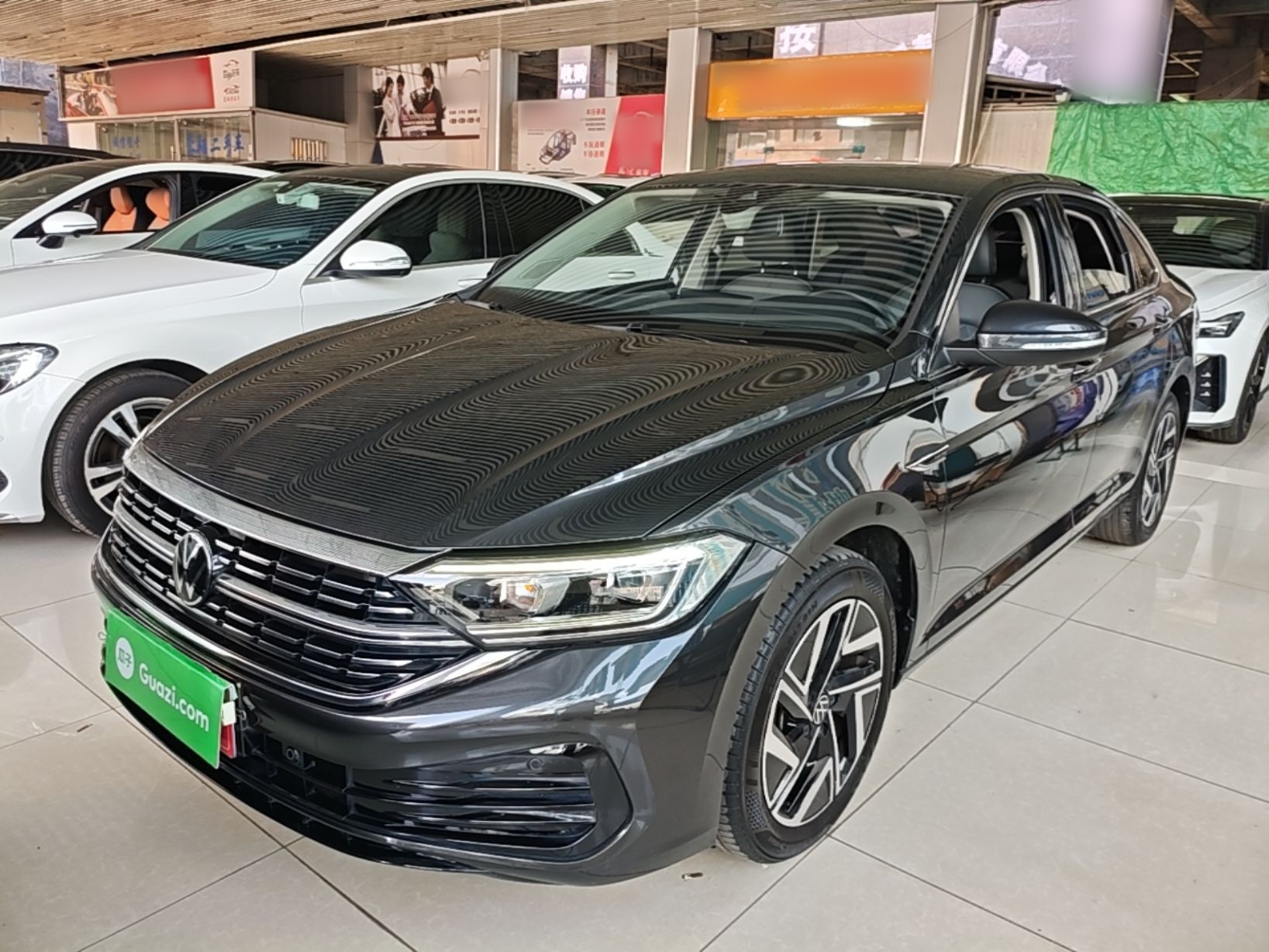 Unter der Vorderseite des Autos
