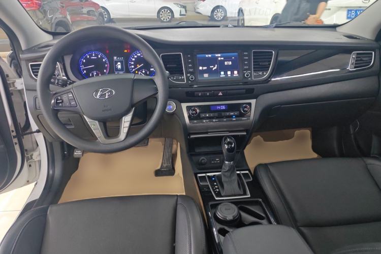 Used Hyundai Mistra 2016 1.8L Automatic Smart GLS Center Console