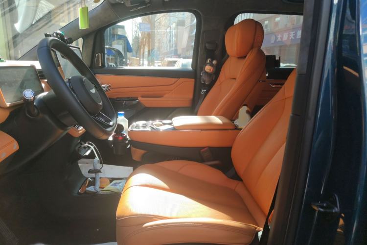 Used Geely Galaxy LEVC L380 2024 140-Degree 8-Seater Four-Wheel Drive Max
