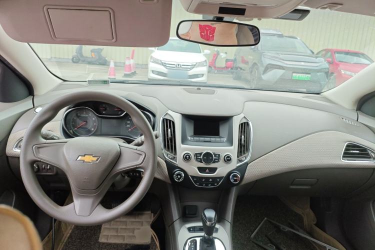 Used Chevrolet Cruze 2015 1.5L Automatic Fashion Navigation Edition Center Console