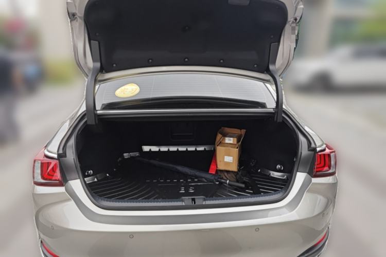 Used Lexus ES 2022 300h Deluxe Edition Trunk