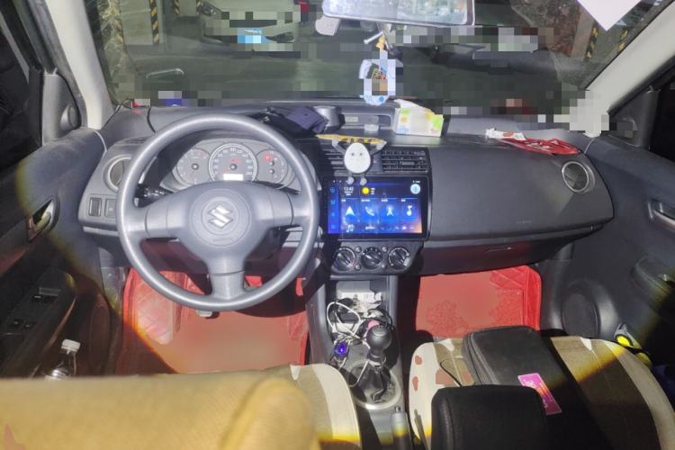 Used Suzuki Swift 2011 1.5L Manual Fashion Edition Center Console