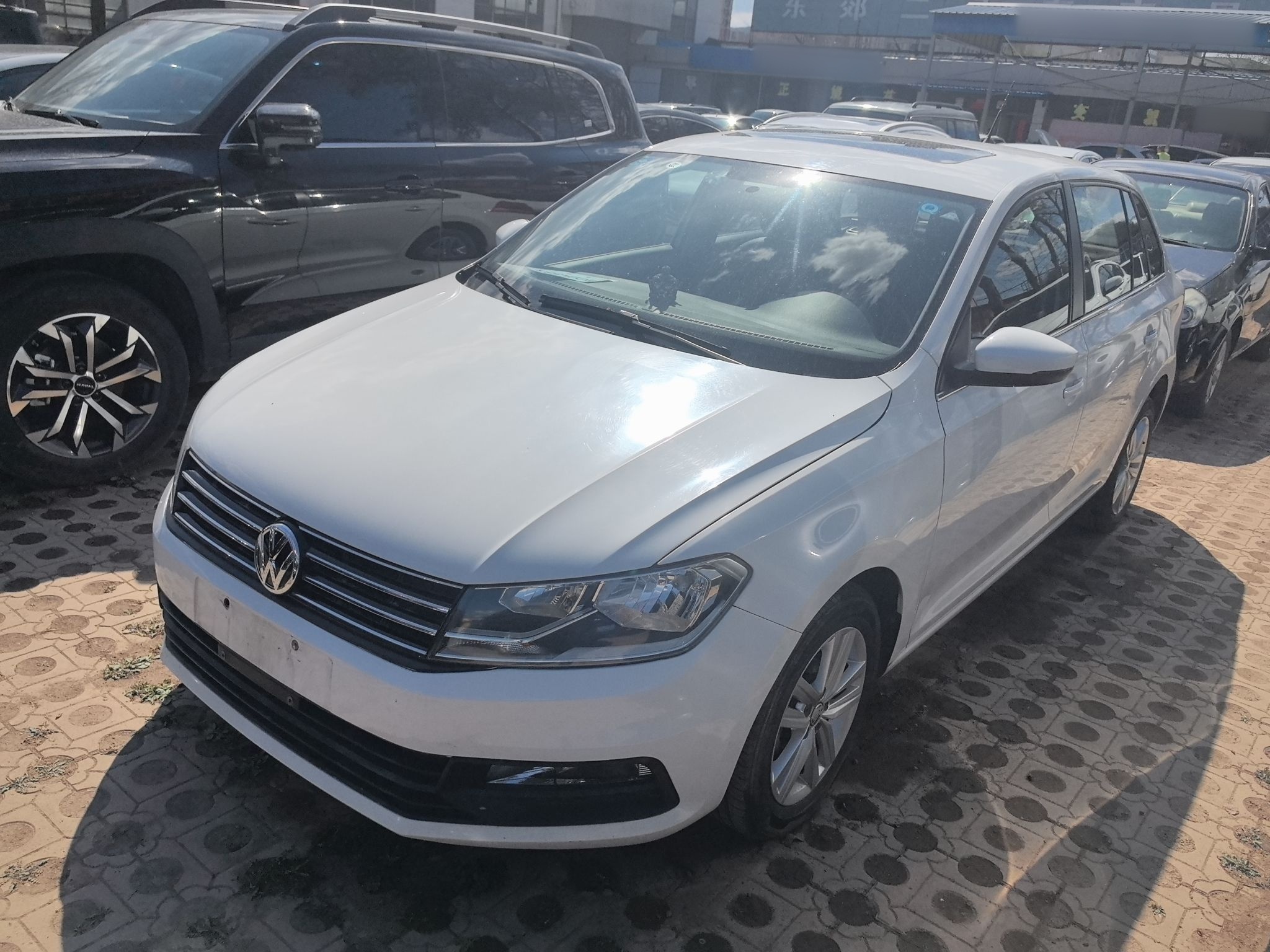 Под передней частью автомобиля