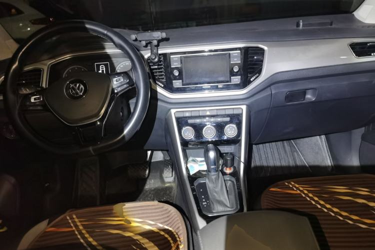 Used Volkswagen T-ROC 2019 280TSI DSG Two-Wheel Drive Advanced Version China VI Standard Center Console