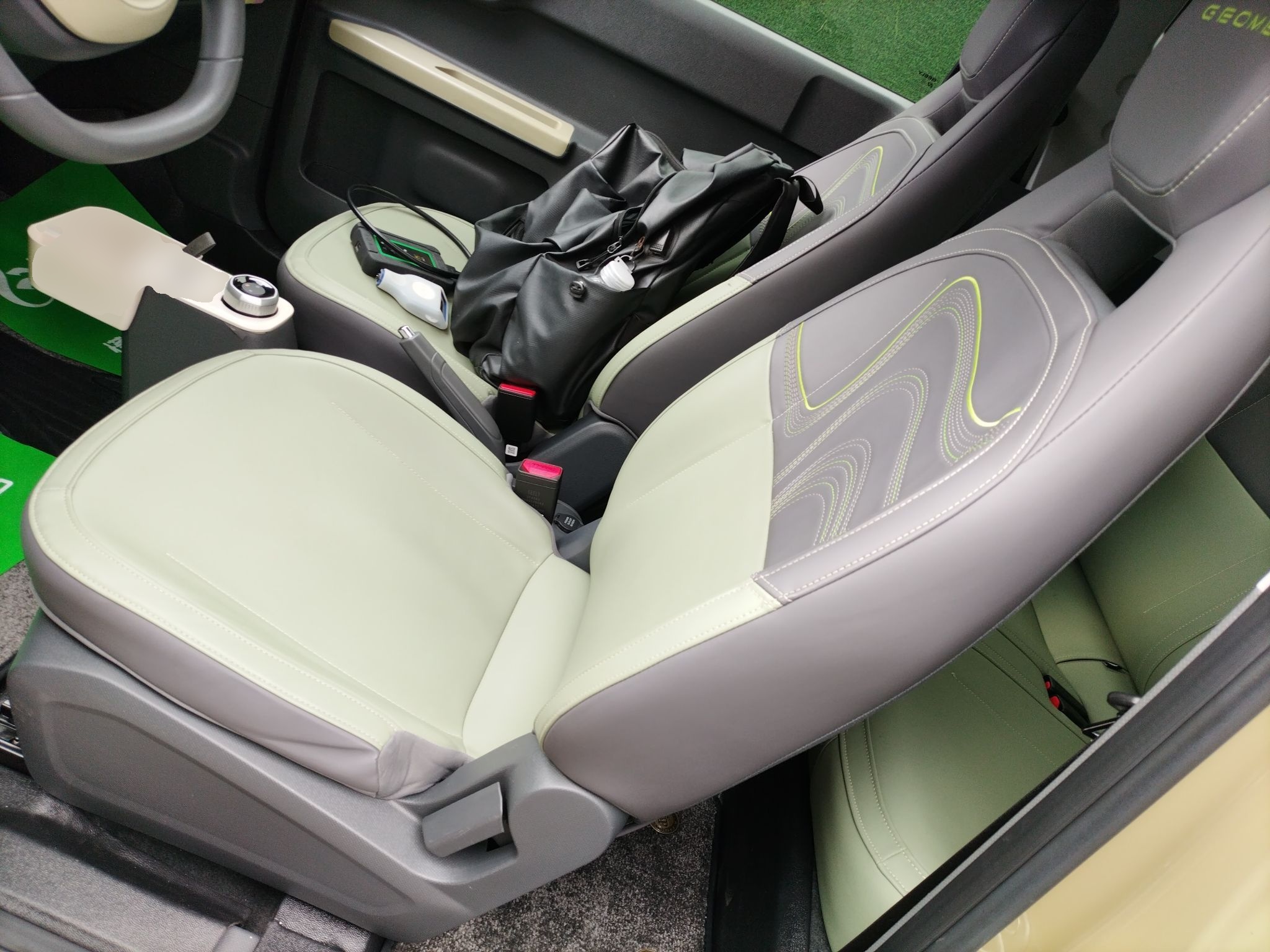 المقاعد الأمامية داخل السيارة