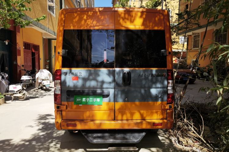 Used Dongfeng Yufeng 2018 2.5T Logistics Vehicle A100 Long Wheelbase Mid-Roof 5-9 Seater China V Emission Standard ZD25