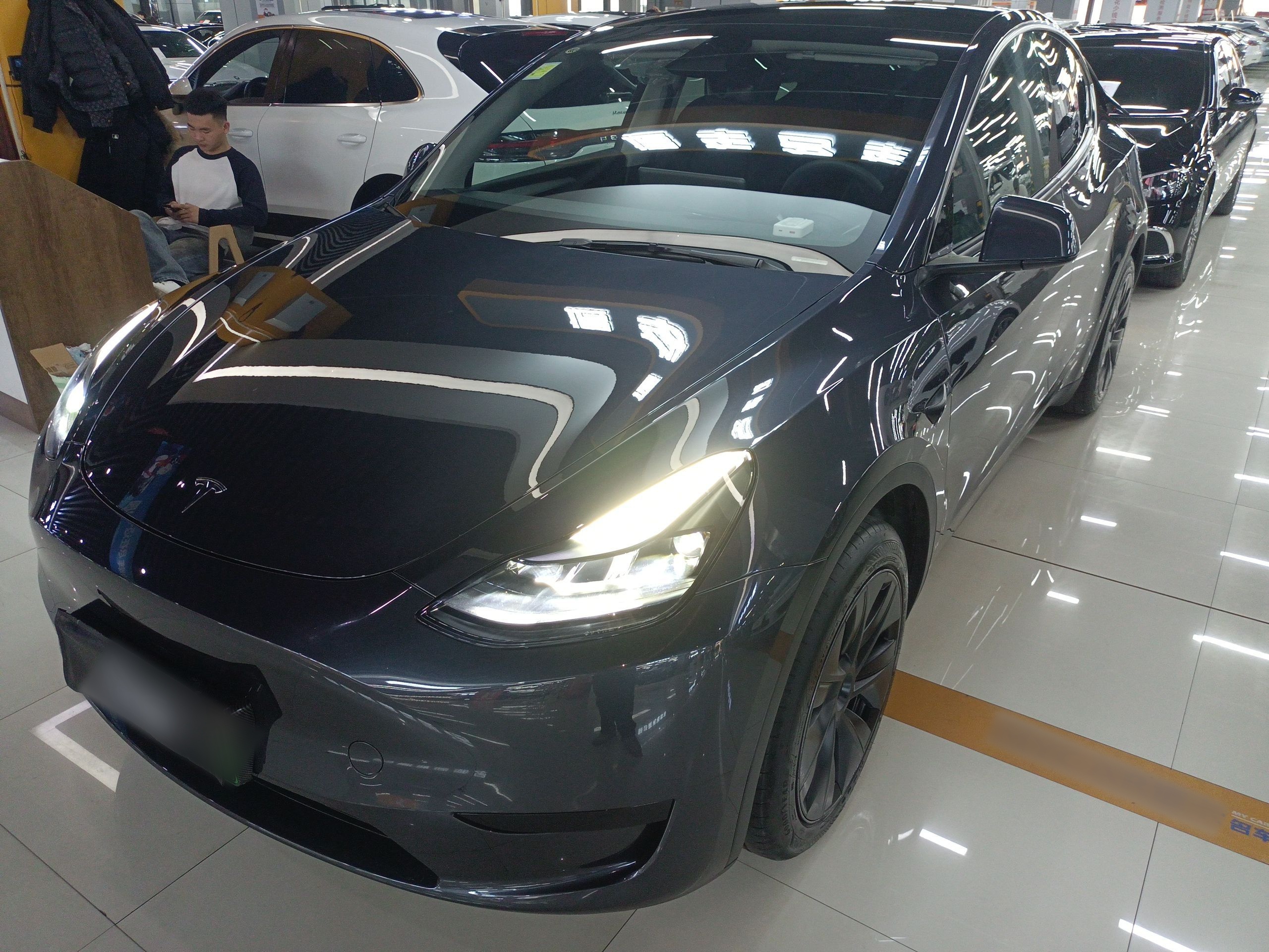 تحت مقدمة السيارة