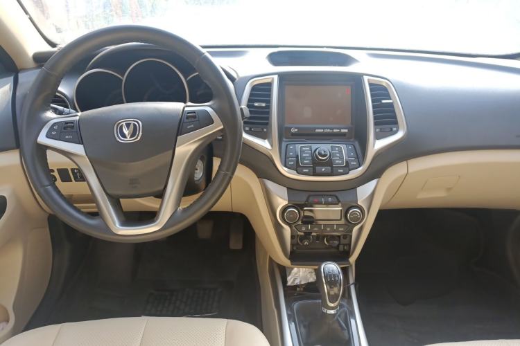 Used CHANGAN Eado 2015 1.6L Manual Luxury Model China IV Standard Center Console