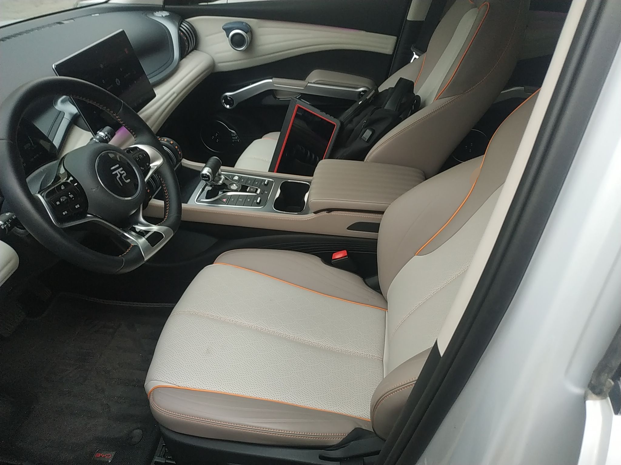 المقاعد الأمامية داخل السيارة