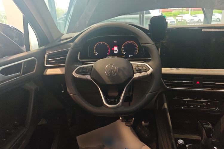 Used Volkswagen Tiguan L 2025 Model Outstanding Version 330TSI Automatic Two-Wheel Drive R-Line Longyao Edition Steering Wheel