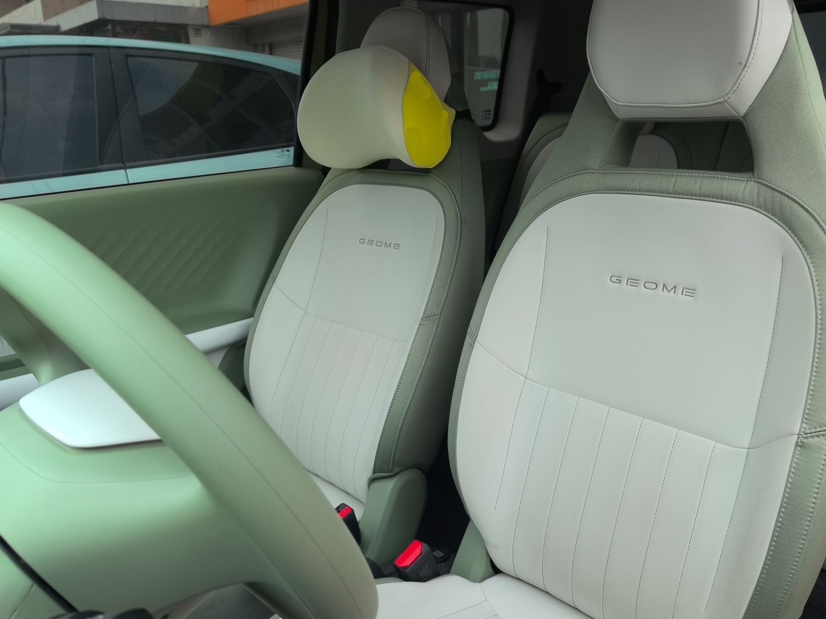 المقاعد الأمامية داخل السيارة