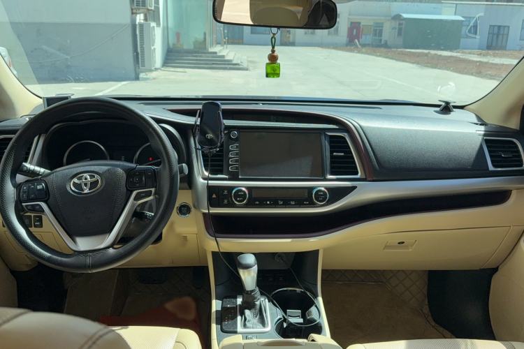 Used Toyota Highlander 2015 2.0T Four-Wheel Drive Luxury Edition 7-Seater Interior 3