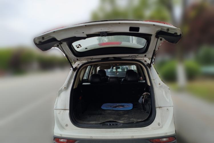 Used Dongfeng Fengon 580 2017 1.5T Manual Luxury Model Trunk