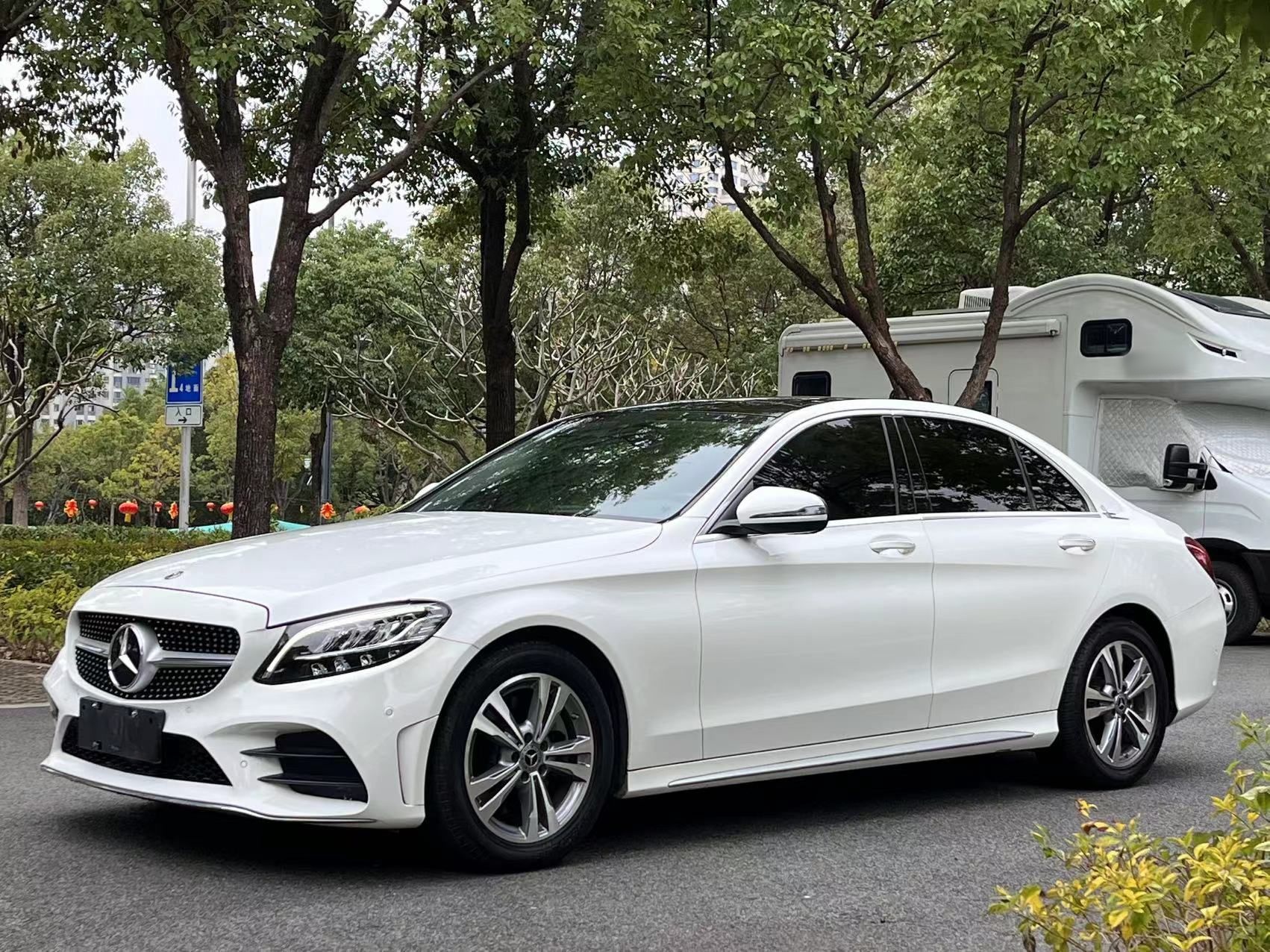 Под передней частью автомобиля