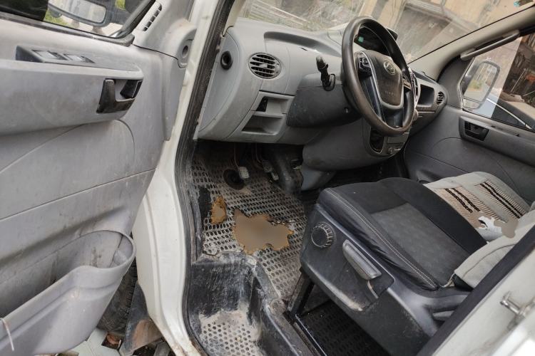 Used SAIC MAXUS Xintu V80 2019 2.5T Classic Version 6-Speed Manual – Aoyuntong Modified Long Wheelbase Mid-Height 7-Seater Driver Seat