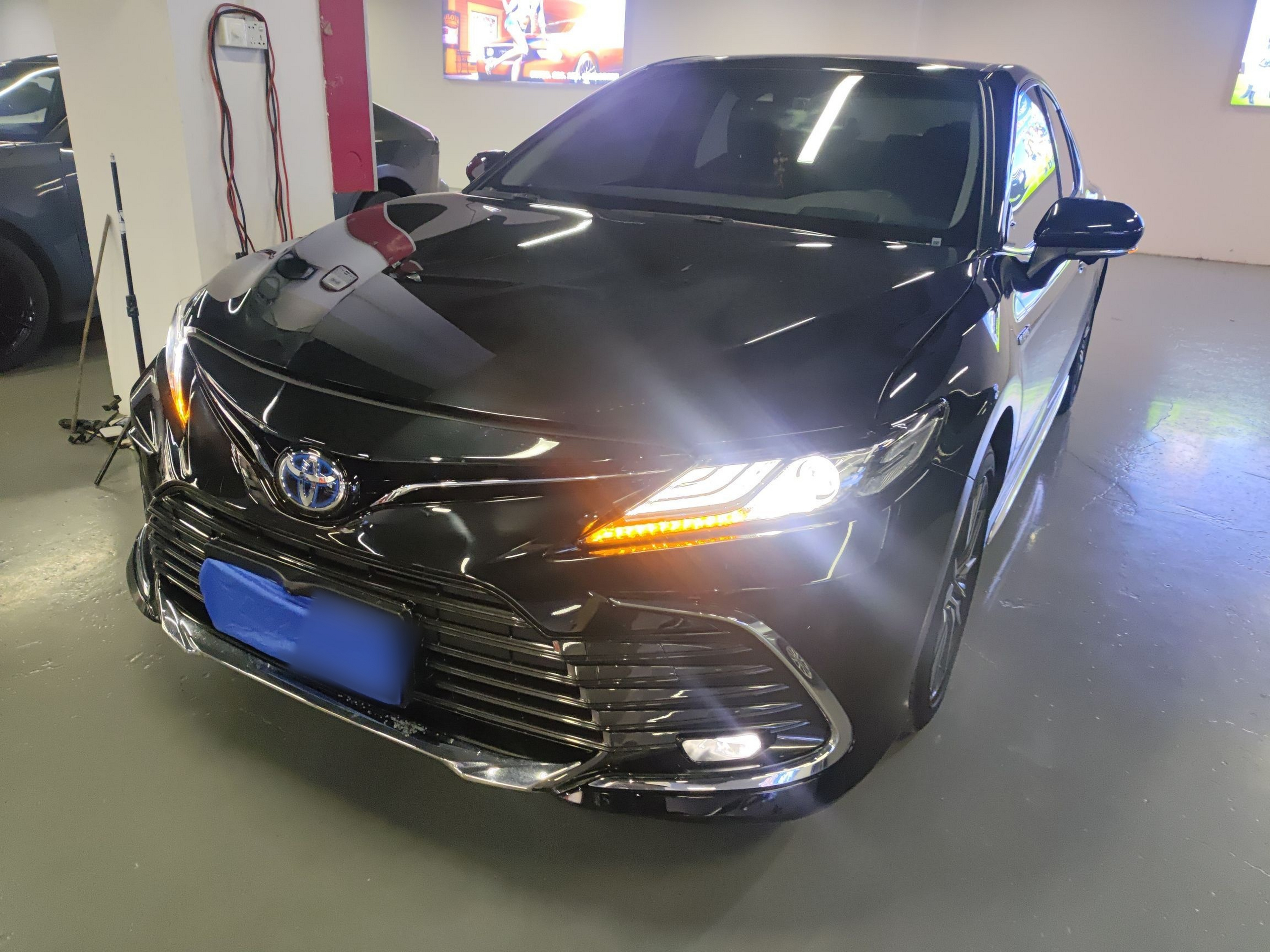 تحت مقدمة السيارة