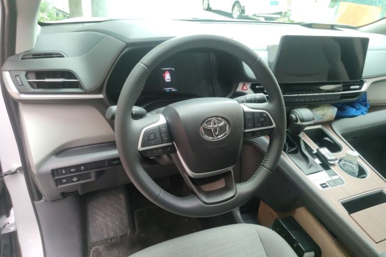 Used Toyota Sienna 2026 Model 2.5L Dual-Engine Two-Wheel-Drive Comfort Edition