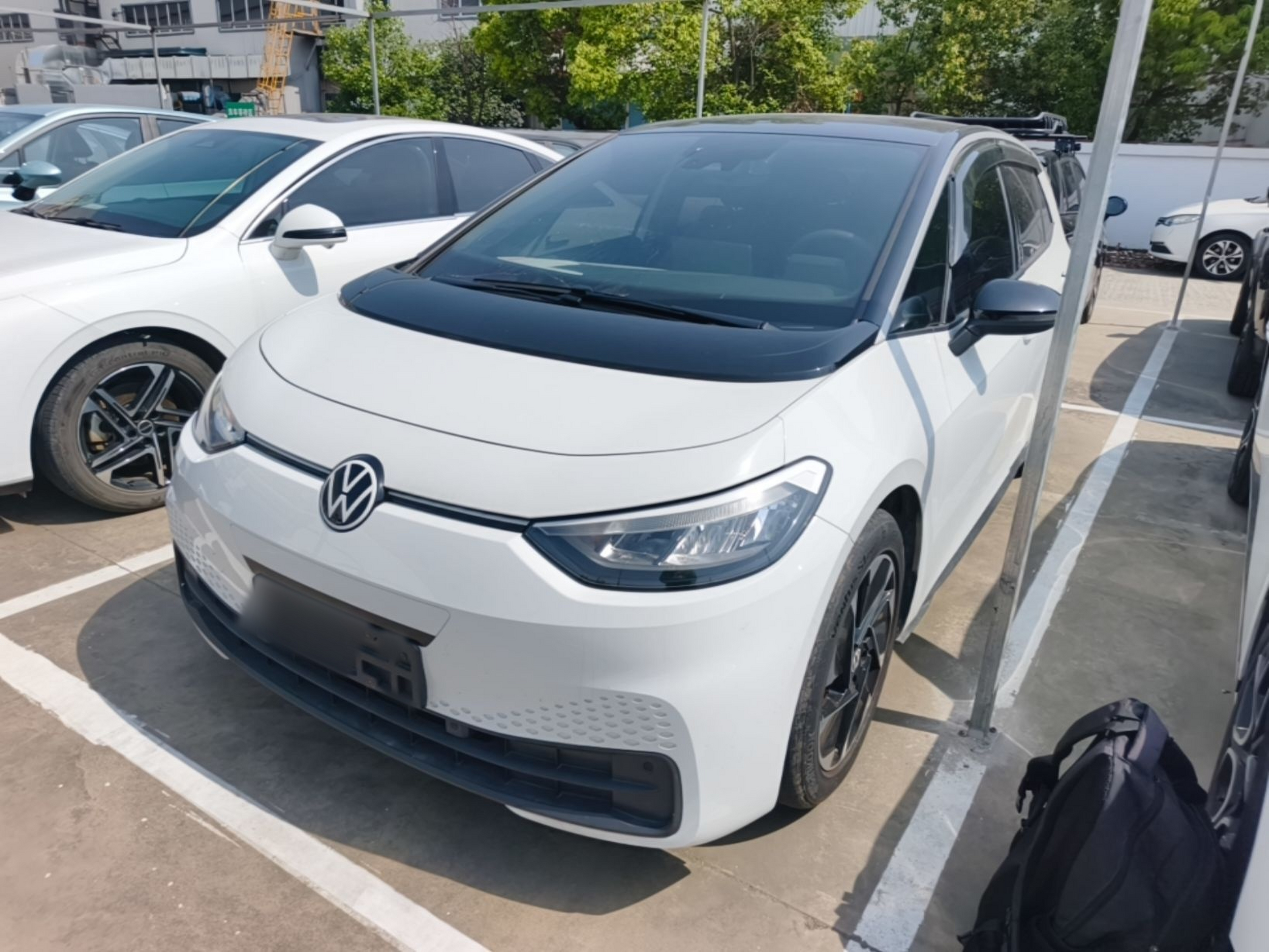 Под передней частью автомобиля