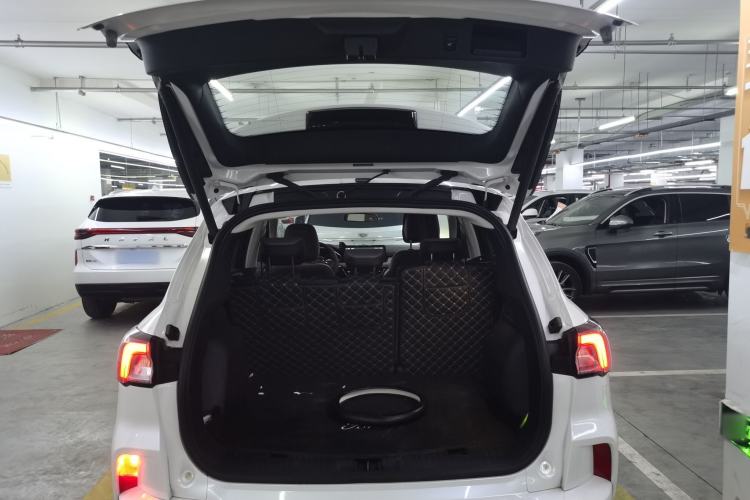 Used Ford Escape 2024 EcoBoost 245 Two-Wheel-Drive Titanium Edition Trunk