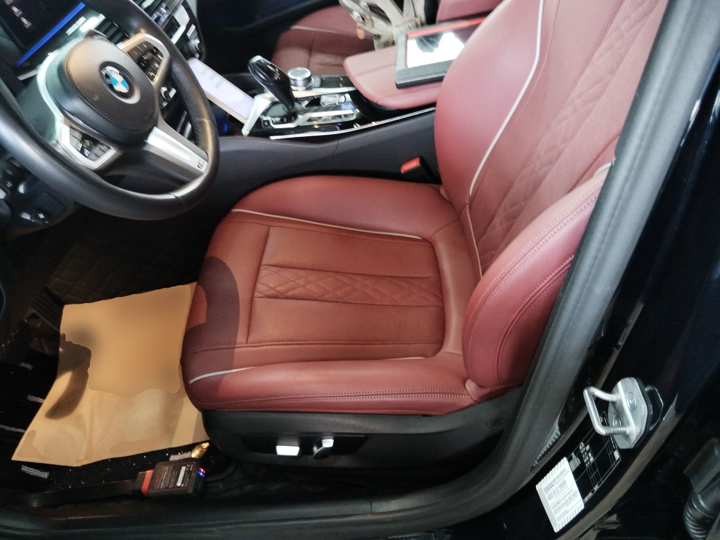 المقاعد الأمامية داخل السيارة