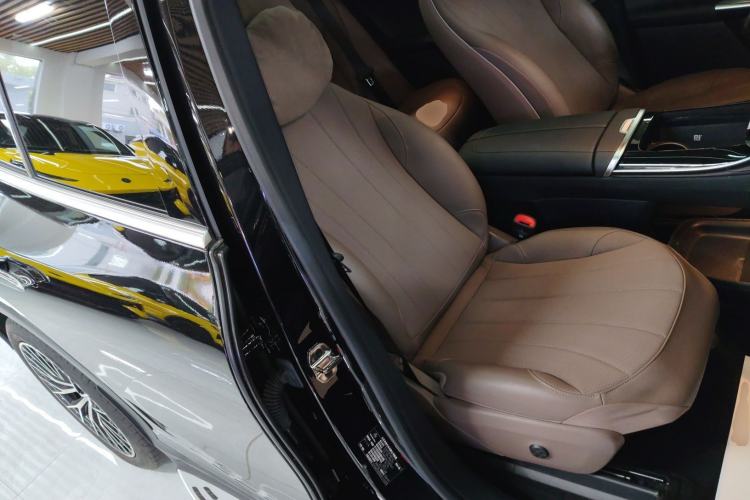 Used Mercedes-Benz EQE SUV 2024 500 4MATIC Luxury Edition Right Front Seat