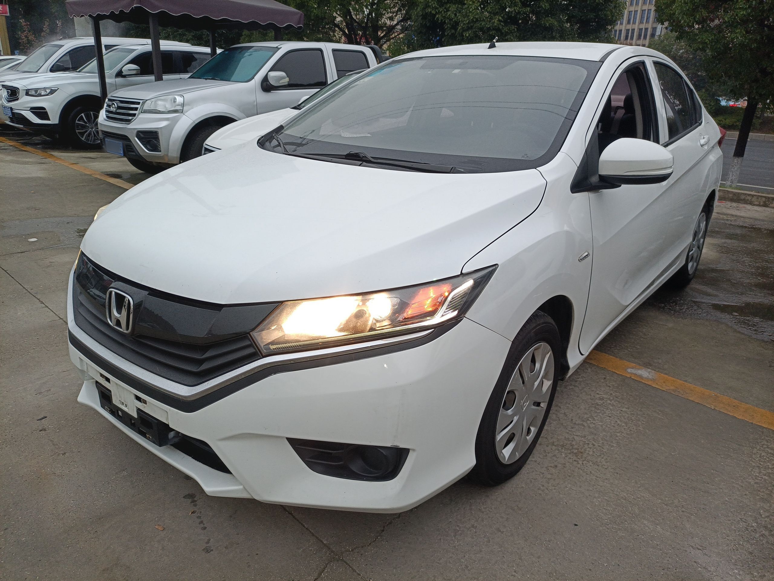 تحت مقدمة السيارة