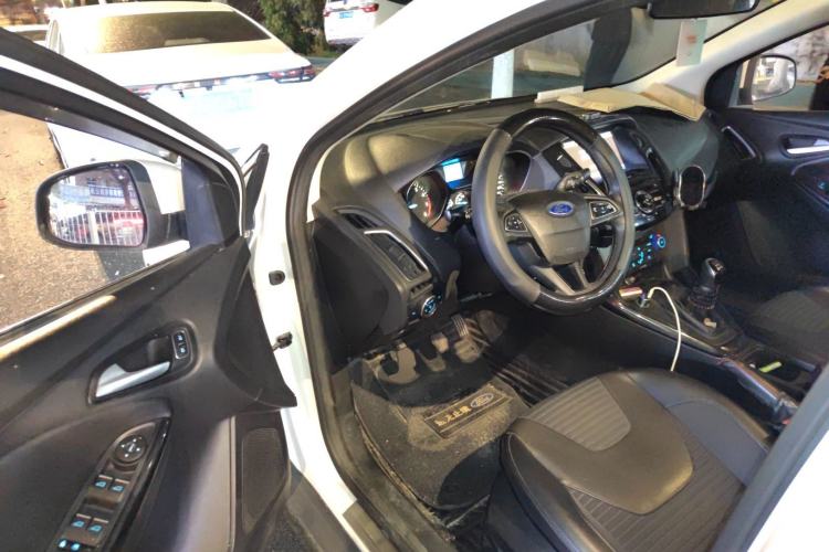 Used Ford Focus 2015 Sedan 1.6L Manual Fashion Edition