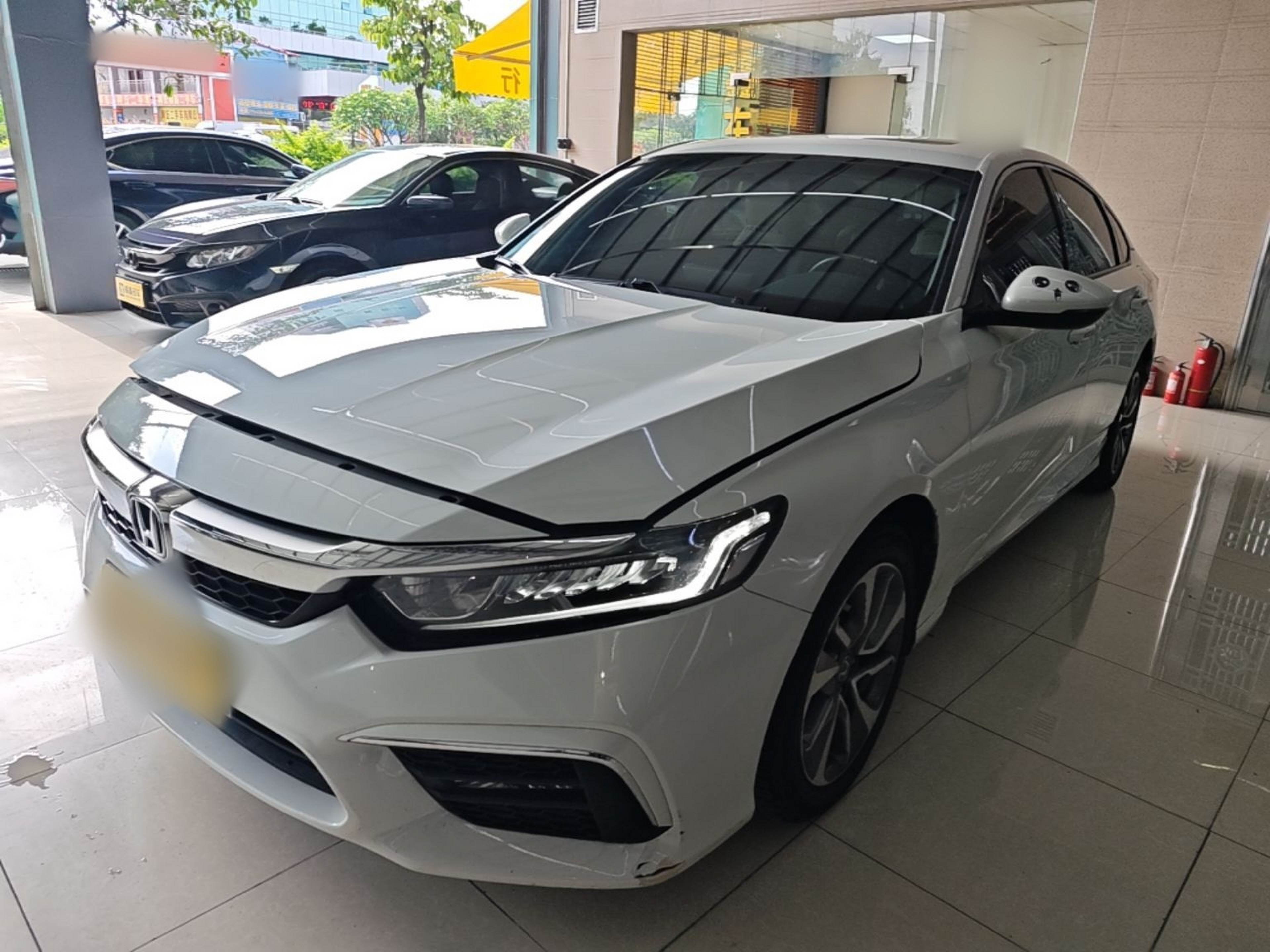 Под передней частью автомобиля