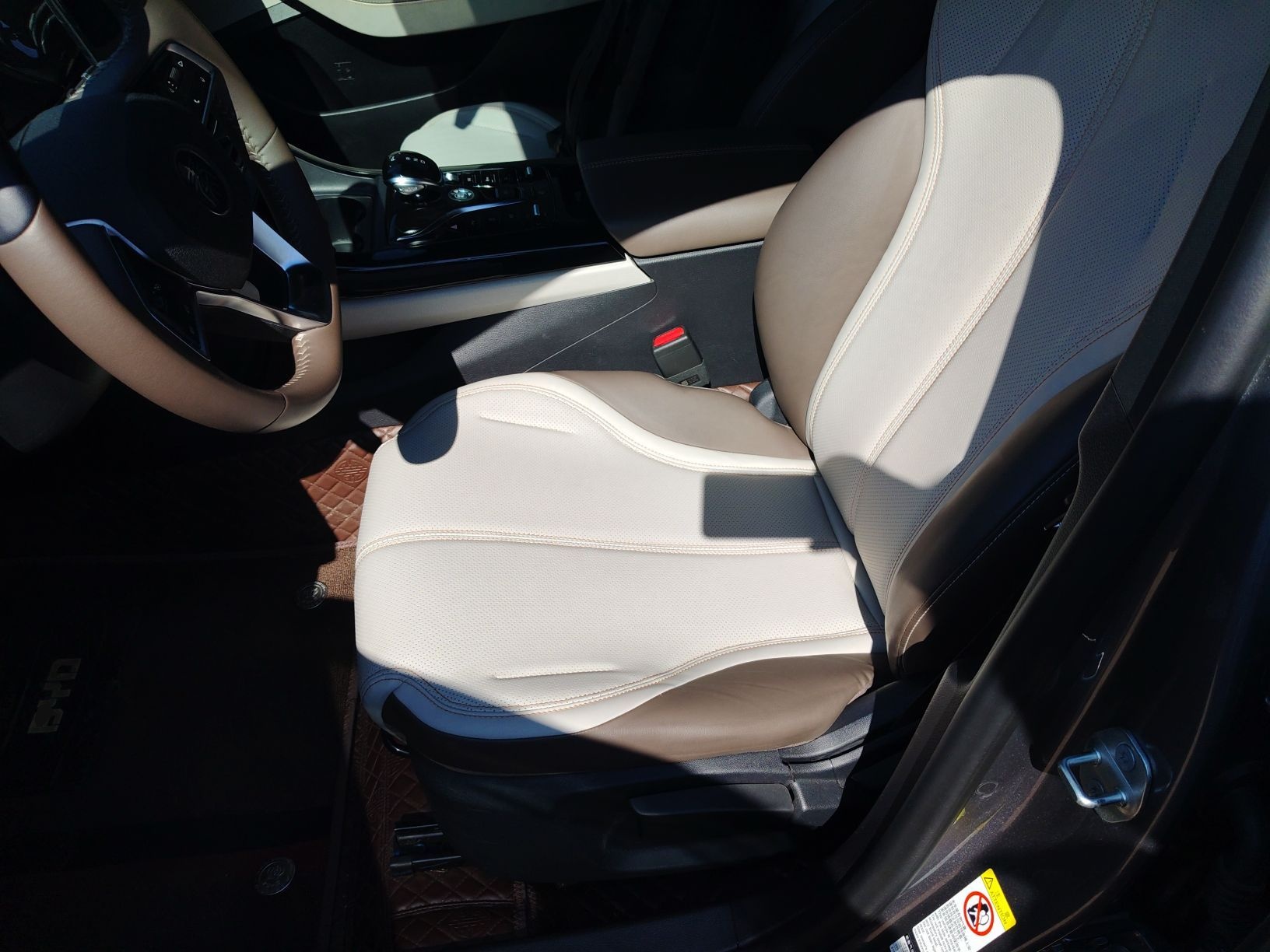 المقاعد الأمامية داخل السيارة