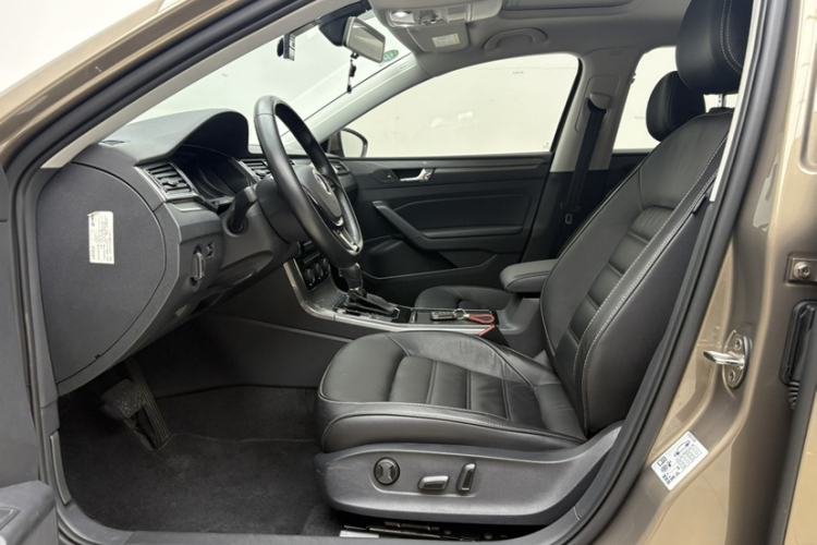 Used Volkswagen Passat 2017 330TSI DSG Luxury Edition Interior 4