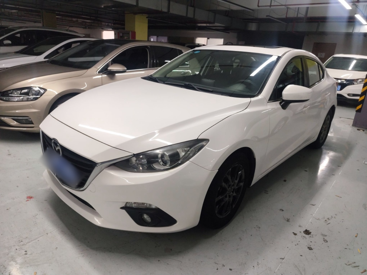 تحت مقدمة السيارة