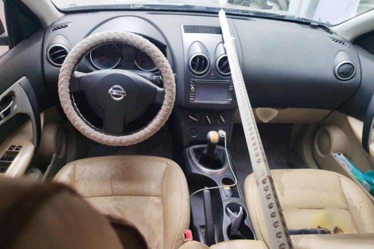 Used Nissan Qashqai 2011 1.6XE Wind 5MT 2WD Center Console