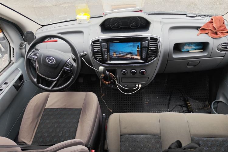 Used SAIC MAXUS Xintu V80 2018 2.5T 6-Speed Manual Elite Edition Short Wheelbase Mid-Height 5-6 Seater Center Console