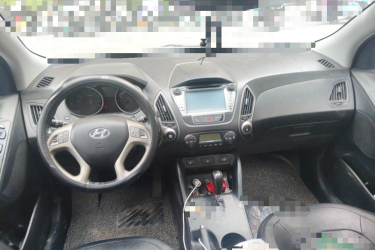 Used Hyundai ix35 2012 2.0L Automatic Two-Wheel Drive Elite Edition GLS Center Console