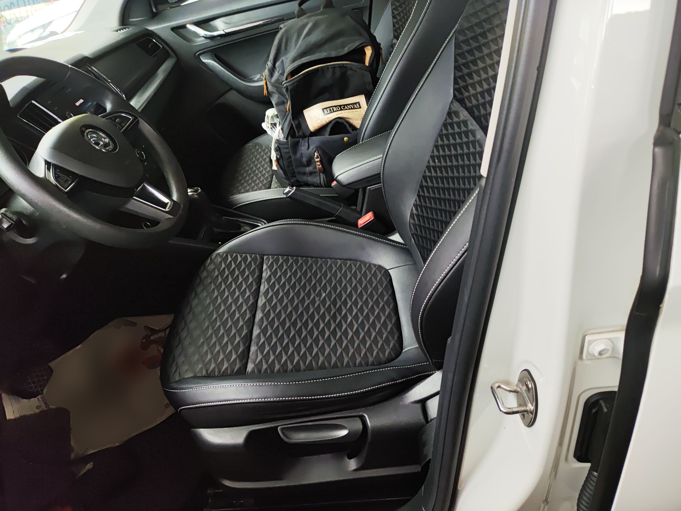 المقاعد الأمامية داخل السيارة