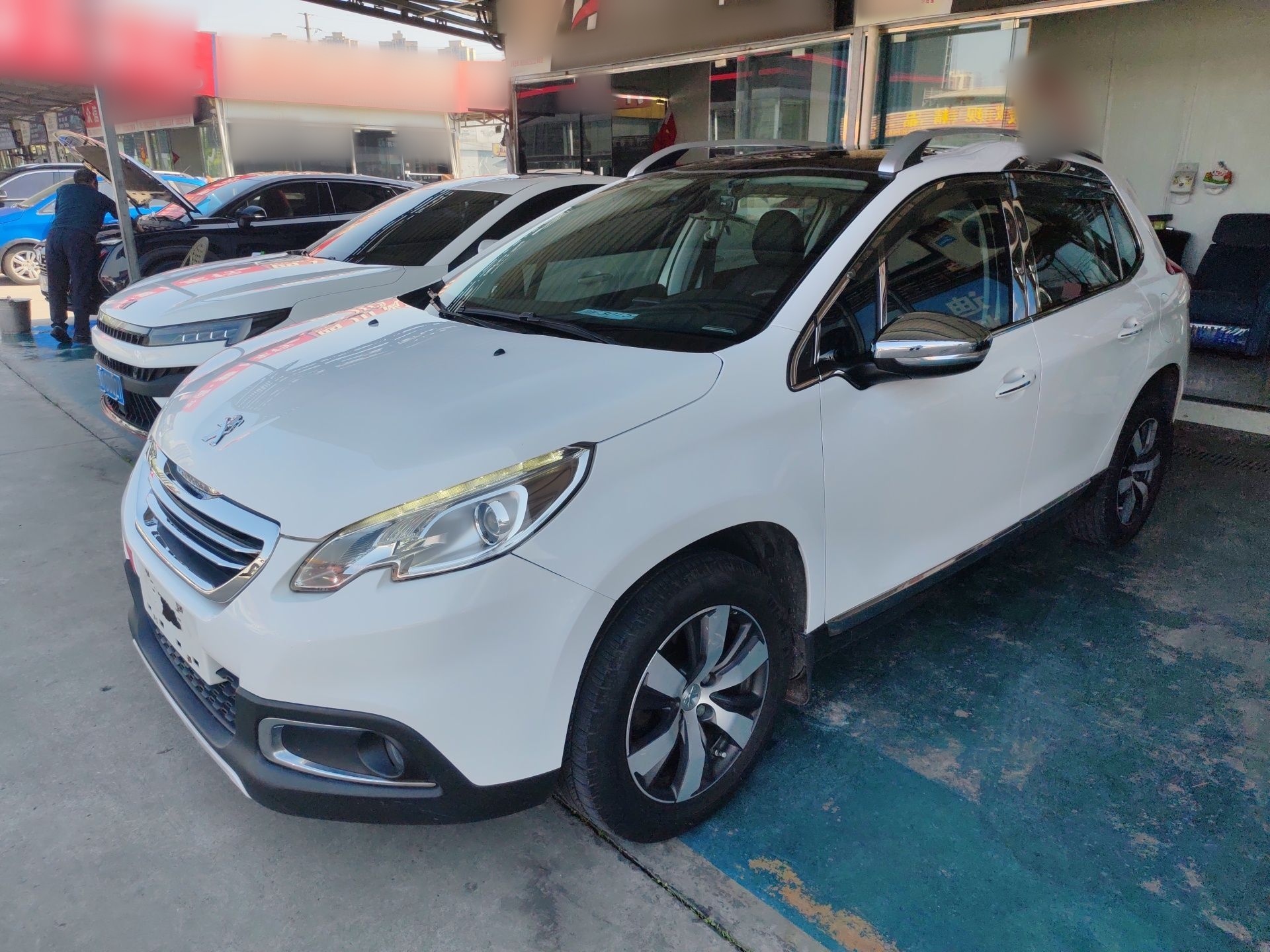 تحت مقدمة السيارة