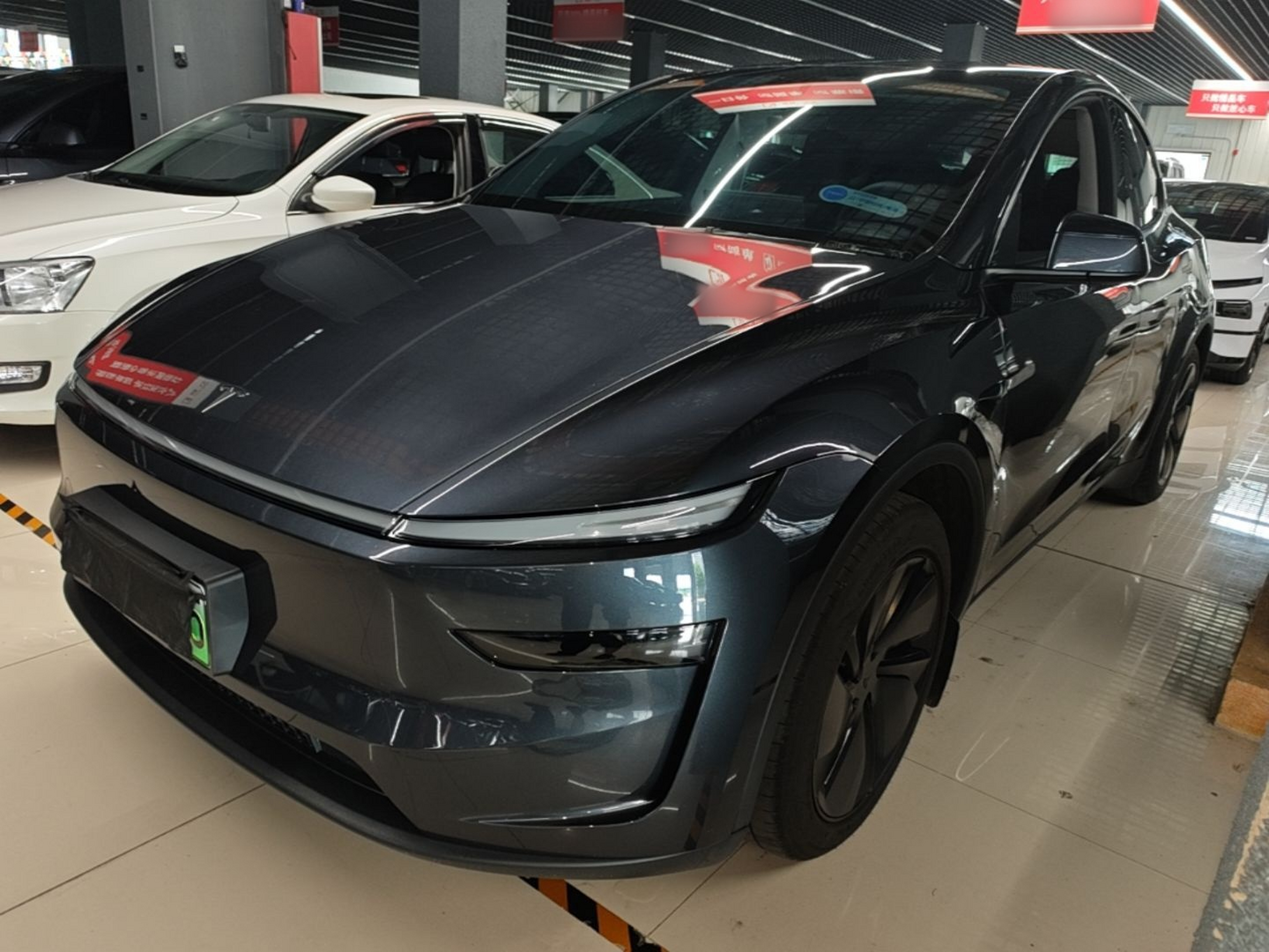 Unter der Vorderseite des Autos