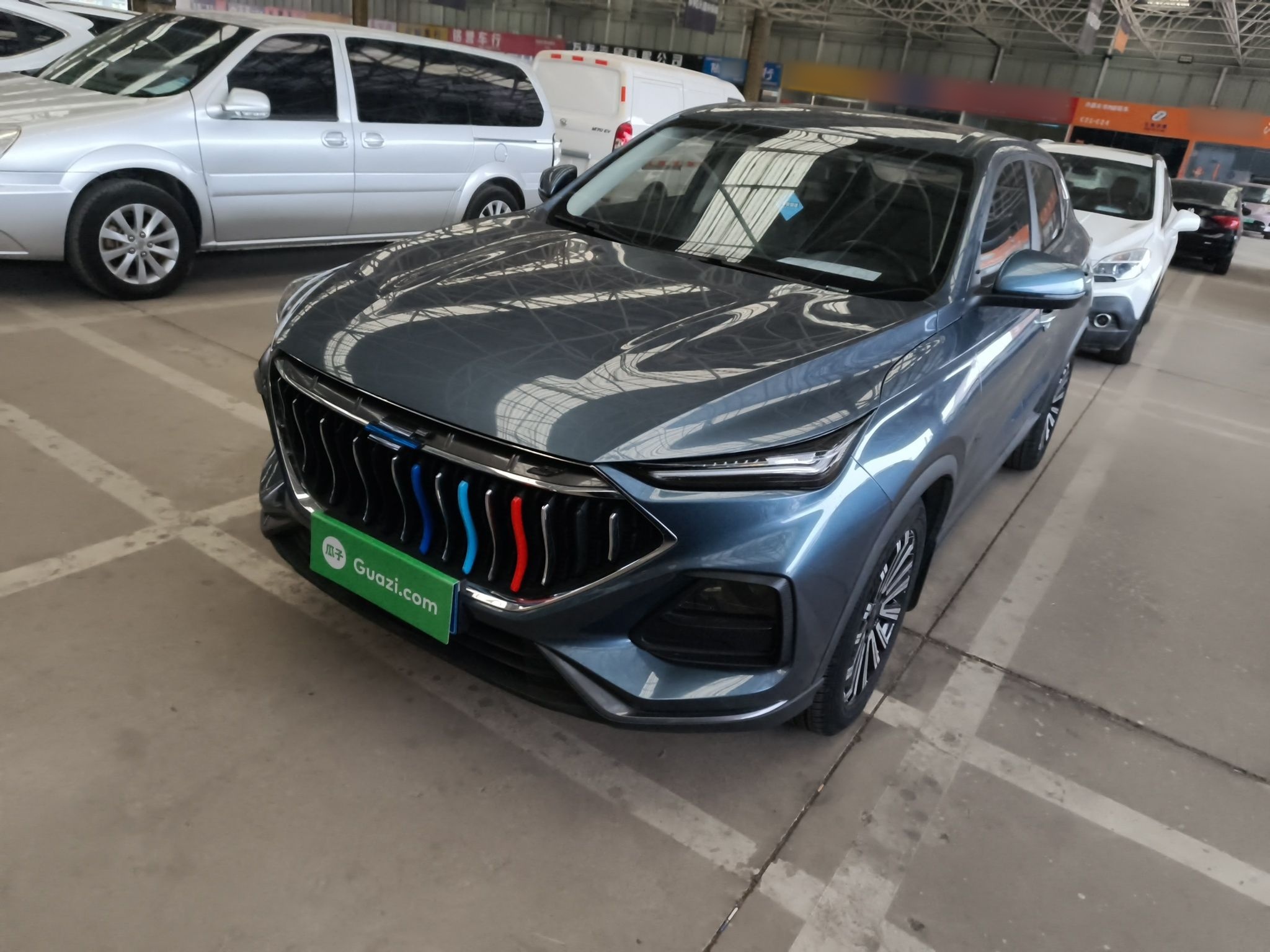 تحت مقدمة السيارة