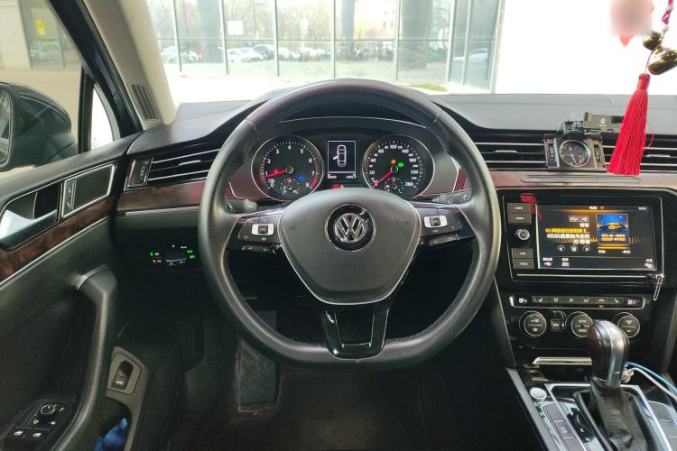 Used Volkswagen Magotan 2019 330TSI DSG Luxury Version China VI Standard Steering Wheel