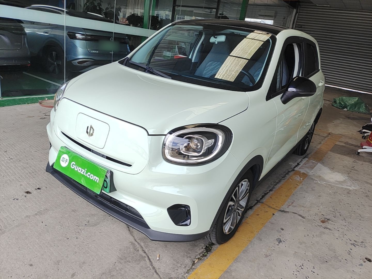 Sob a frente do carro