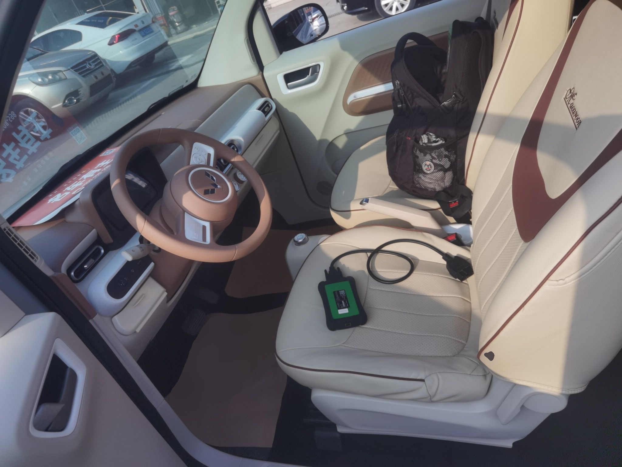 المقاعد الأمامية داخل السيارة