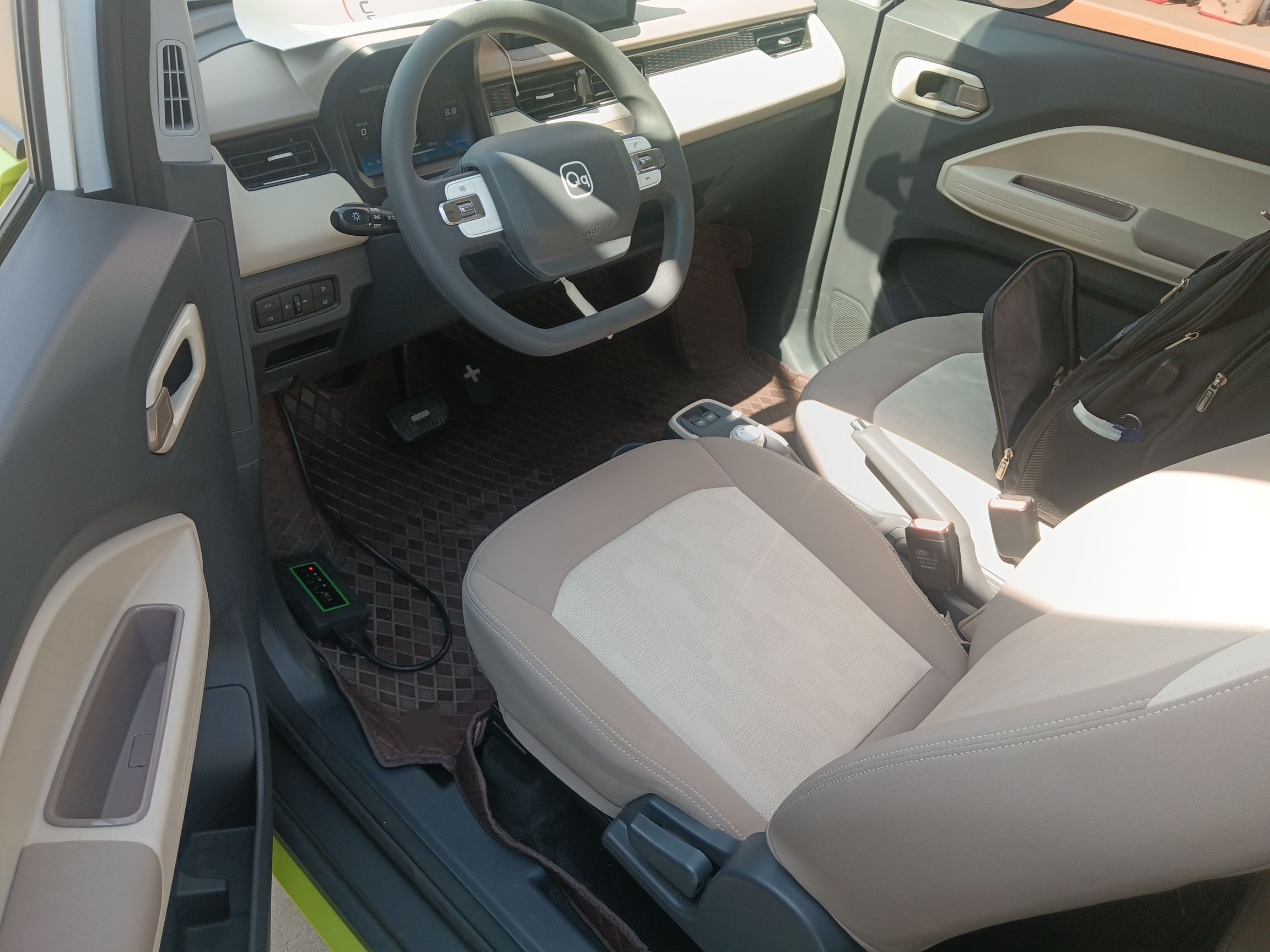 المقاعد الأمامية داخل السيارة